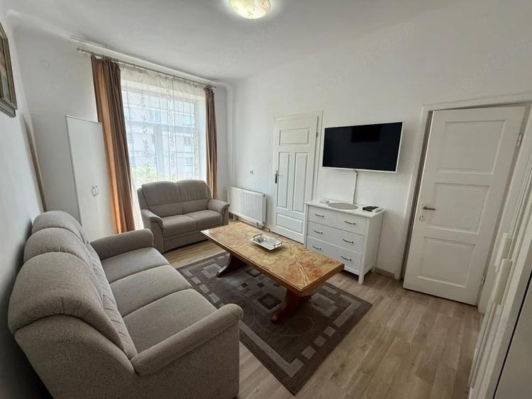 Apartament cu 3 camere semidecomandat în Central