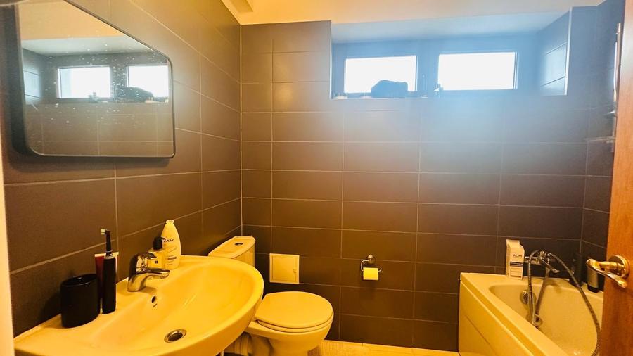 Apartament cu 3 camere semidecomandat, mobilat în Otopeni