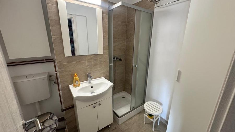Apartament cu 1 camere decomandat, mobilat în P-ța Victoriei
