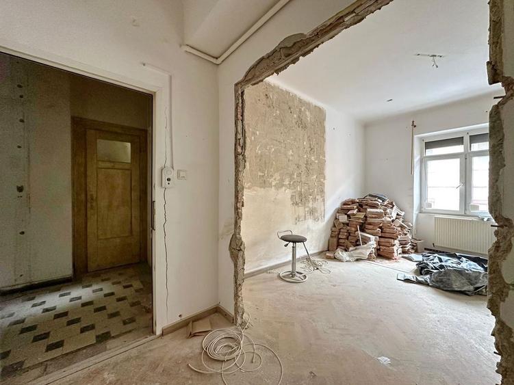 Apartament cu 4 camere semidecomandat în Centrul Istoric