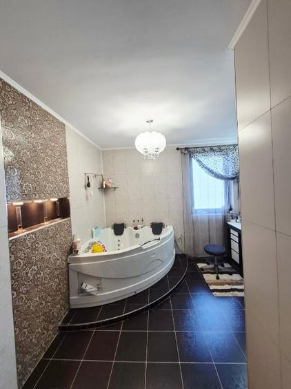 Casă individuală cu 5 camere cu Teren 380 Mp în Central