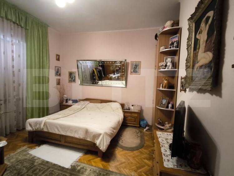 Casă individuală cu 9 camere cu Canalizare în Central