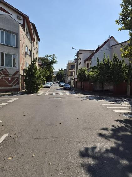 Casă cu 5 camere cu Teren 476 Mp în Islaz