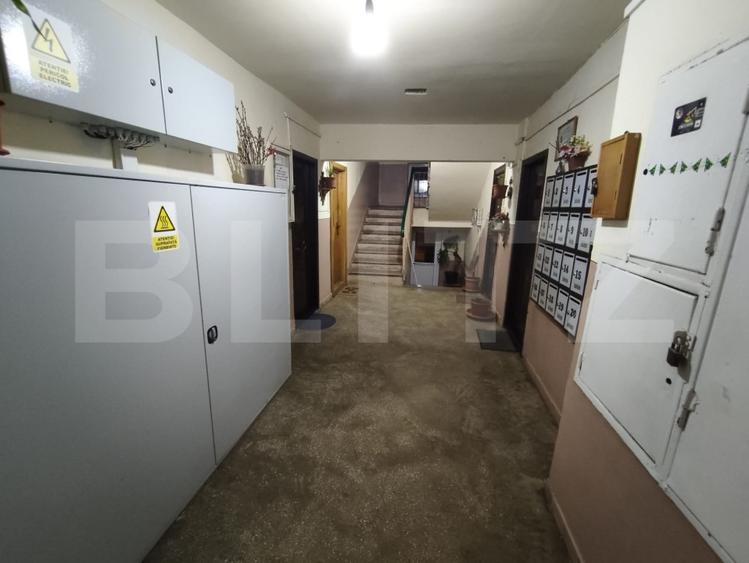 Apartament cu 3 camere semidecomandat, mobilat în Nufărul