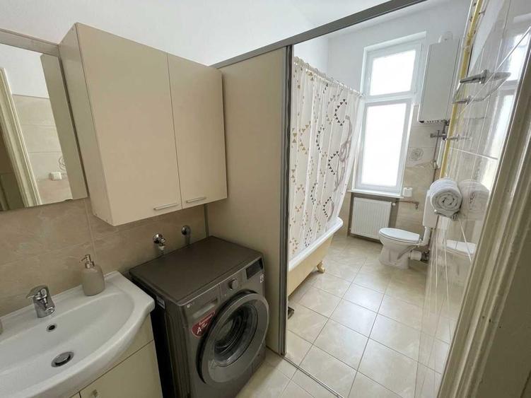 Apartament cu 3 camere semidecomandat în Romană