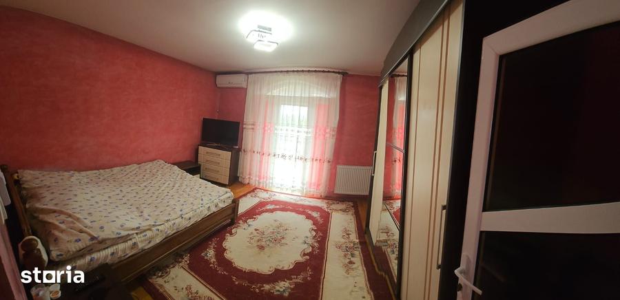 Casă cu 6 camere cu Teren 800 Mp în Micești