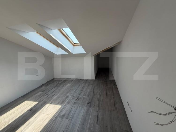 Apartament cu 4 camere decomandat în Cristian