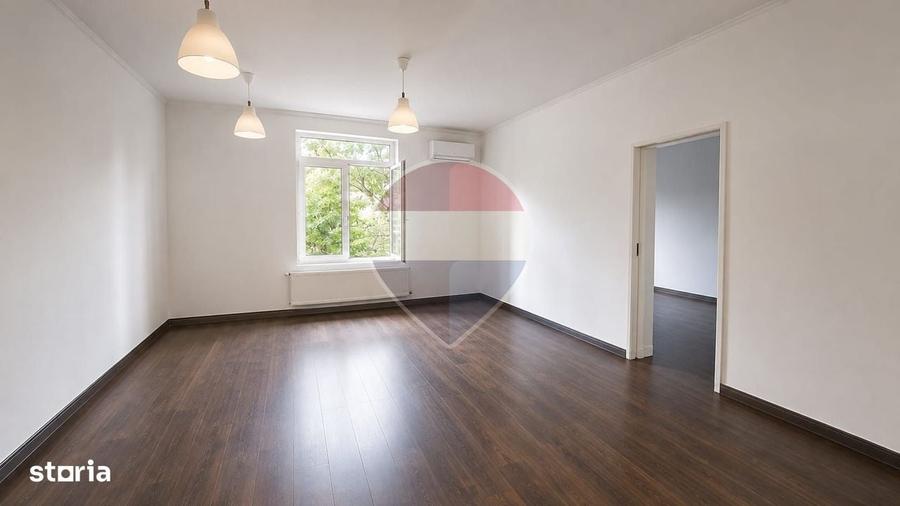 Casă cu 4 camere în Romană