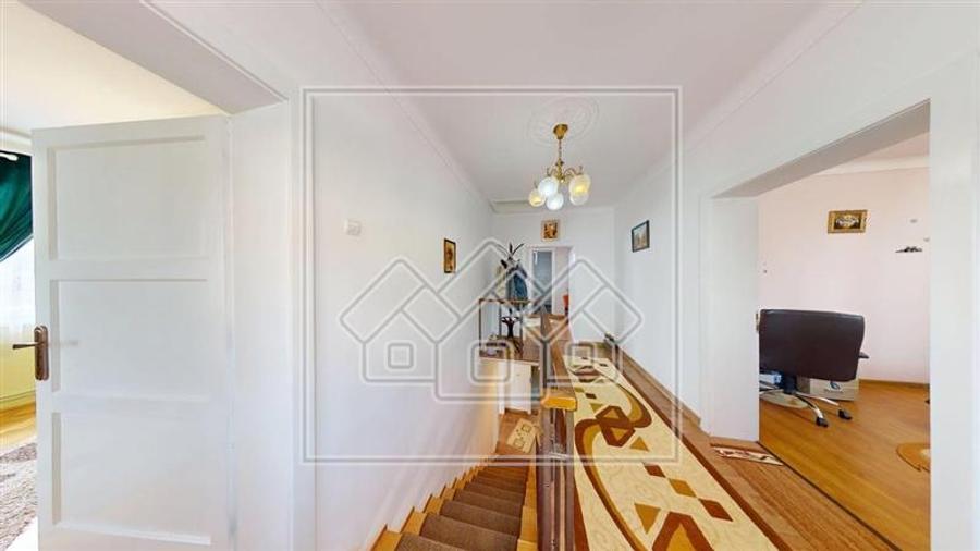 Casă individuală cu 6 camere cu Teren 950 Mp în Valea Aurie