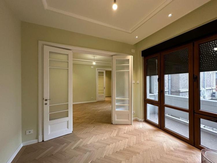 Apartament cu 4 camere semidecomandat în Armeneasca