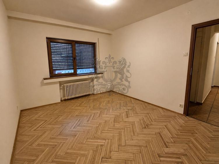 Apartament cu 4 camere semidecomandat în Cișmigiu