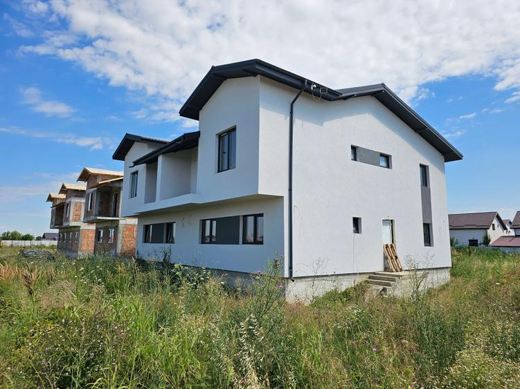 Duplex cu 6 camere cu Canalizare în Central