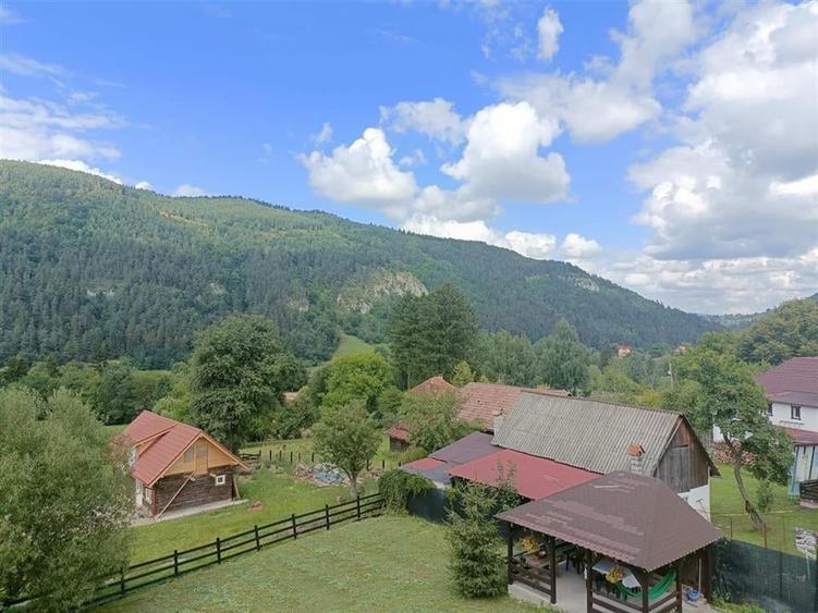 Casă individuală cu 11 camere cu Teren 1300 Mp în Bran