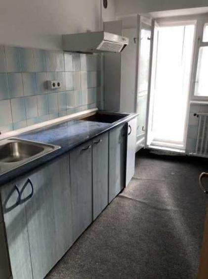 Apartament cu 3 camere semidecomandat, mobilat în P-ța Unirii