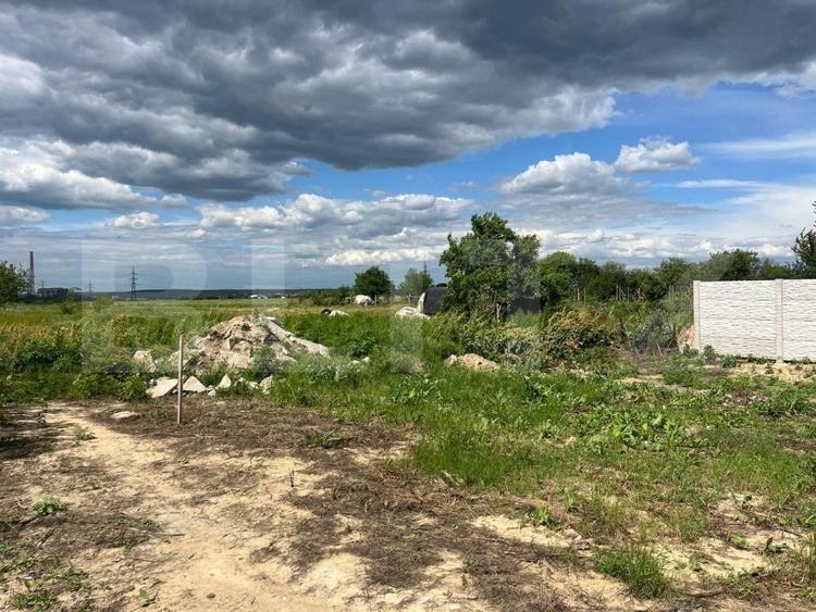 Teren Construcții extravilan de 500 mp, în Vest