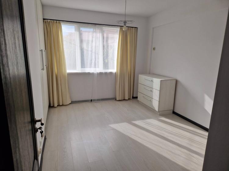 Apartament cu 3 camere decomandat în Titan