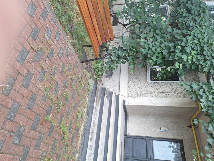 Apartament cu 3 camere decomandat în Roznov