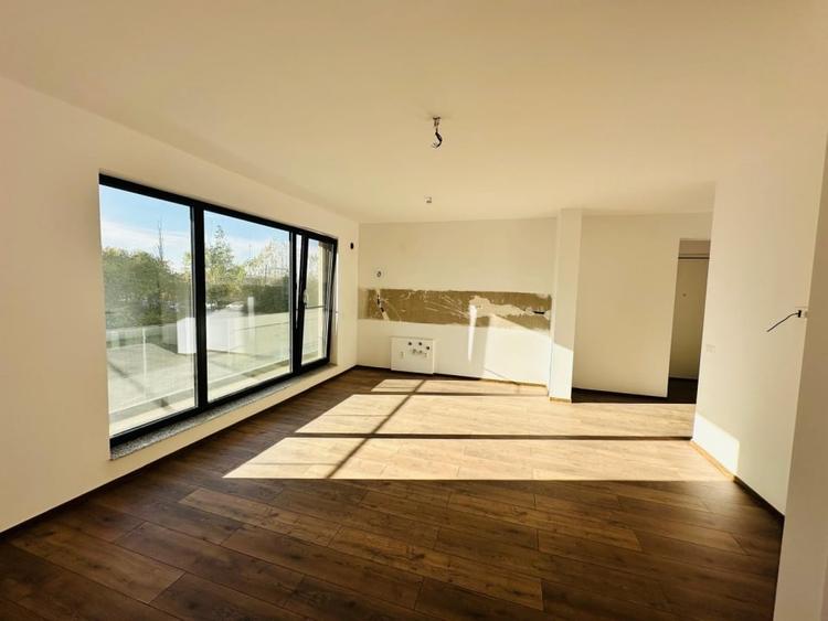 Apartament cu 3 camere semidecomandat în Dămăroaia