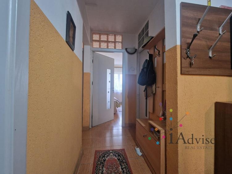 Apartament cu 3 camere decomandat în Tractorul