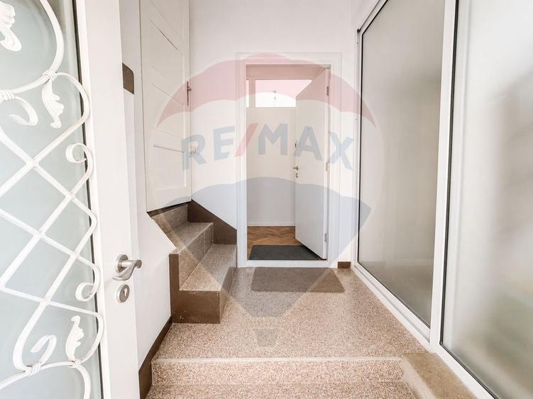 Apartament cu 4 camere decomandat în Central