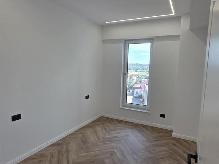Apartament cu 3 camere semidecomandat în Est