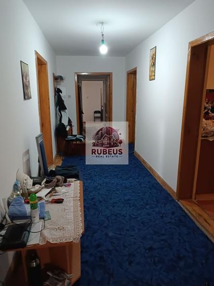 Casă individuală cu 9 camere cu Canalizare în Mărăcineanu