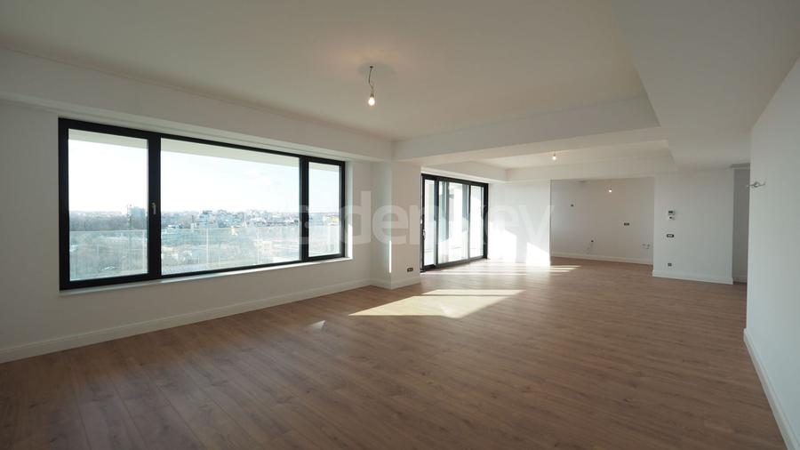 Apartament cu 5 camere decomandat în Herăstrău