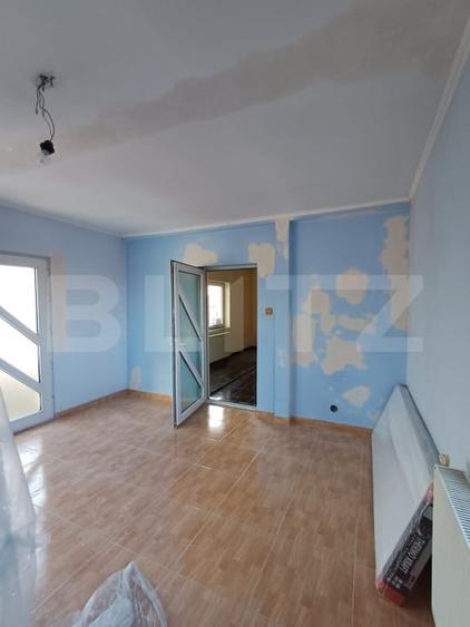 Apartament cu 3 camere semidecomandat, mobilat în Câmpia Turzii