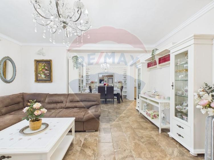 Casă individuală cu 6 camere cu Teren 881 Mp în Central
