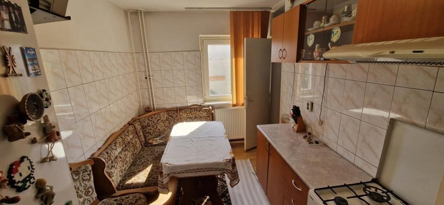 Apartament cu 3 camere decomandat, mobilat în Brazda lui Novac