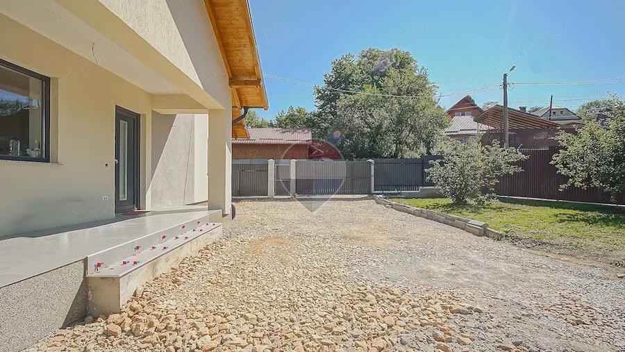 Casa noua langa Bra?ov, curte insorita ?i vedere panoramica - 12