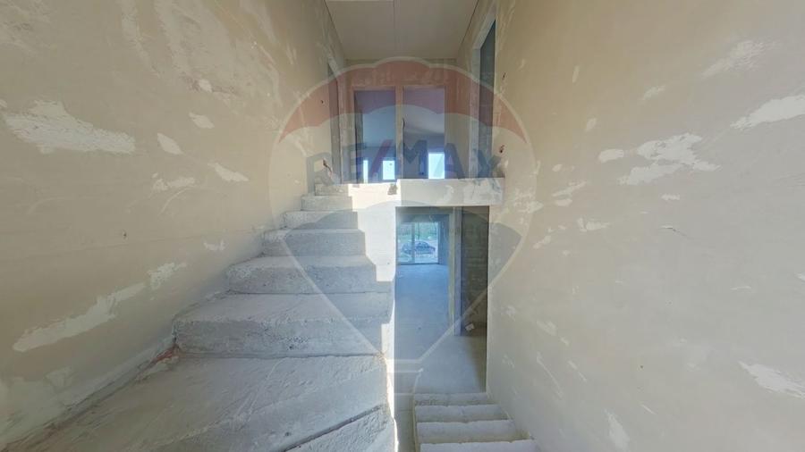 Duplex cu 5 camere cu Teren 249 Mp în Chinteni