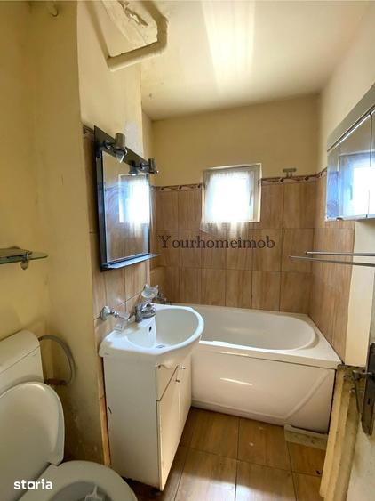 Apartament cu 3 camere semidecomandat în Craiovița Nouă