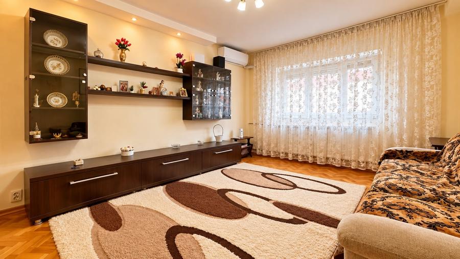 Apartament cu 3 camere decomandat în Soarelui
