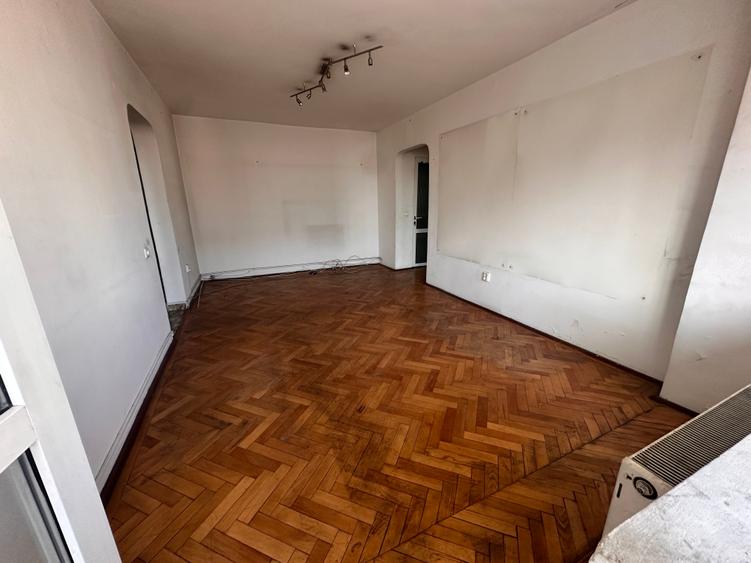 Apartament cu 2 camere semidecomandat în P-ța Victoriei