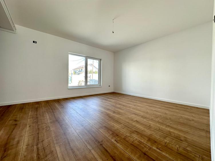 Duplex cu 4 camere cu Canalizare în Popas Păcurari