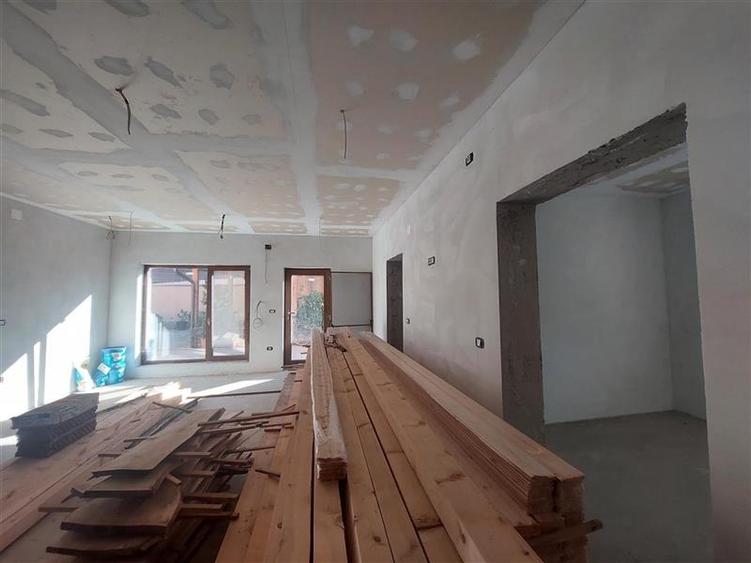 Casă individuală cu 4 camere cu Canalizare în Sud