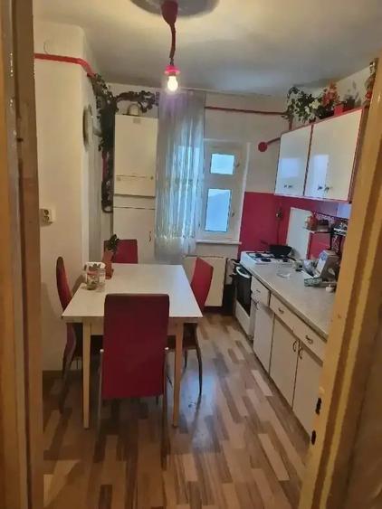 Vand apartament 4 camere decomandat et.1 micro V - 5