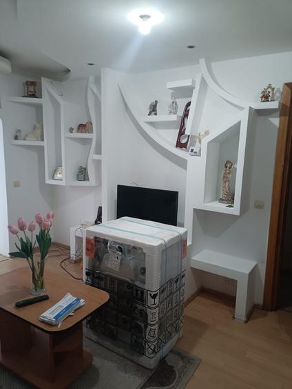 Apartament cu 3 camere semidecomandat în Craiovița Nouă