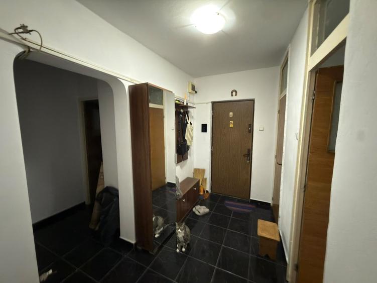 Apartament cu 3 camere decomandat în Obor