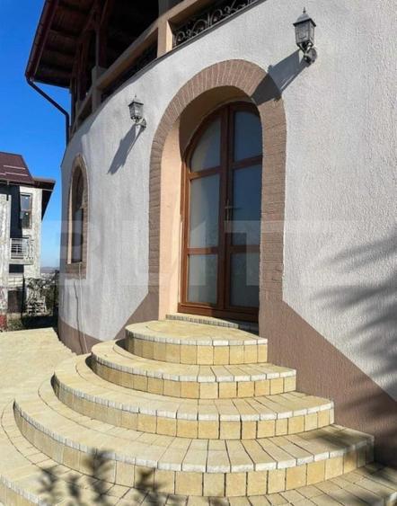 Casă individuală cu 7 camere cu Canalizare în Bucium