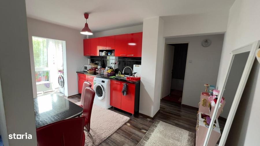 Apartament cu 3 camere decomandat în Petros