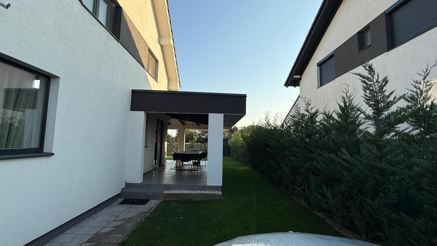 Casă individuală cu 6 camere cu Canalizare în Dumbrăvița