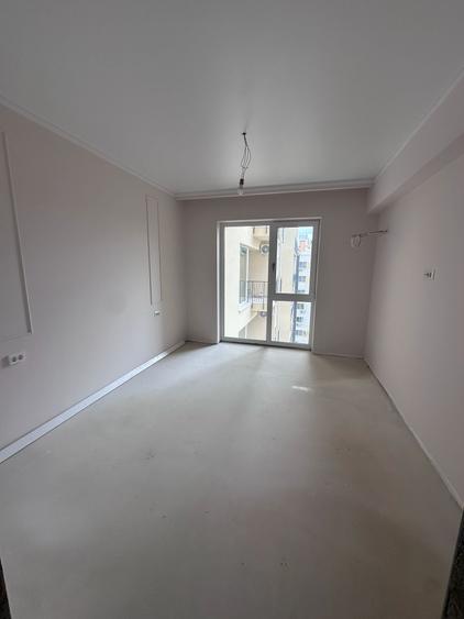 Apartament cu 3 camere semidecomandat în Berceni