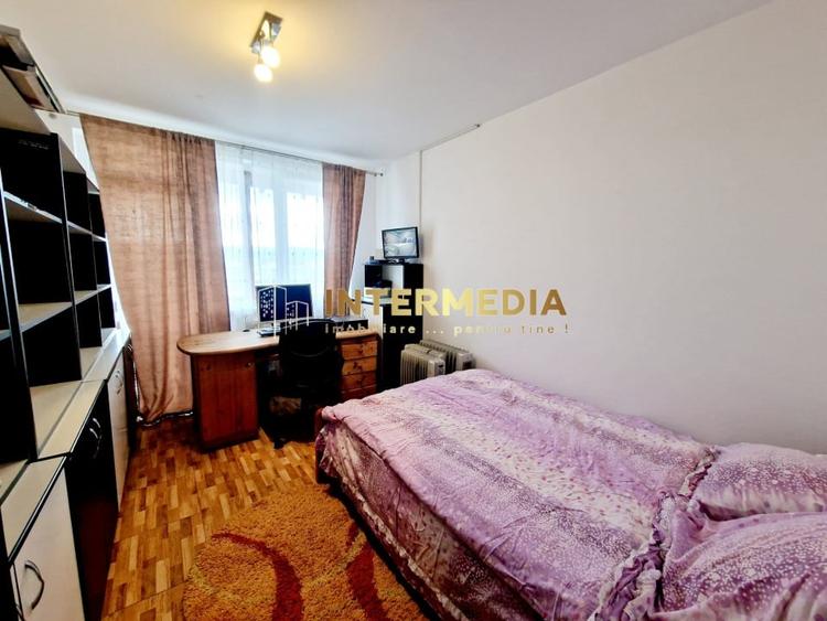 Apartament cu 3 camere decomandat, mobilat în Periferie