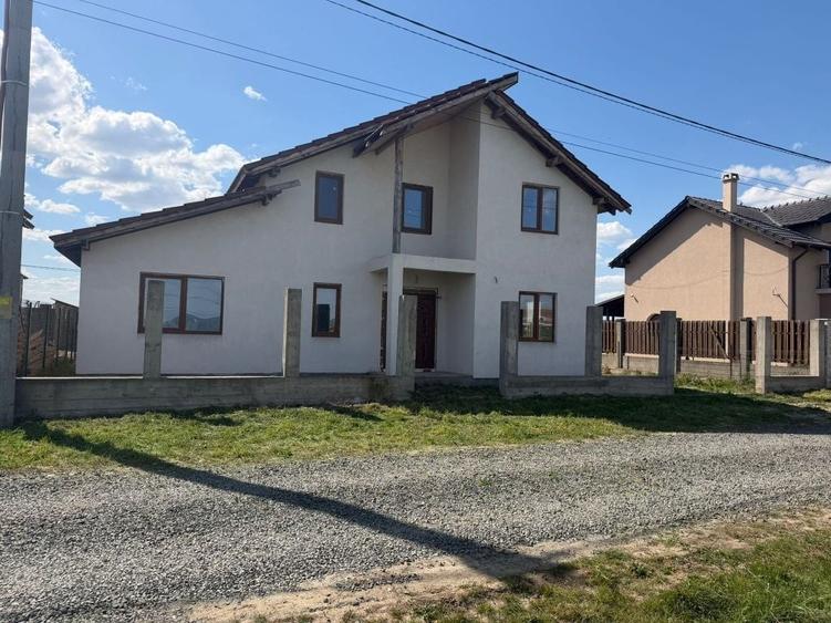 Casă cu 4 camere cu Teren 500 Mp în Mândruloc