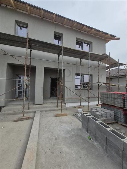 Duplex cu 4 camere cu Teren 305 Mp în Ghiroda