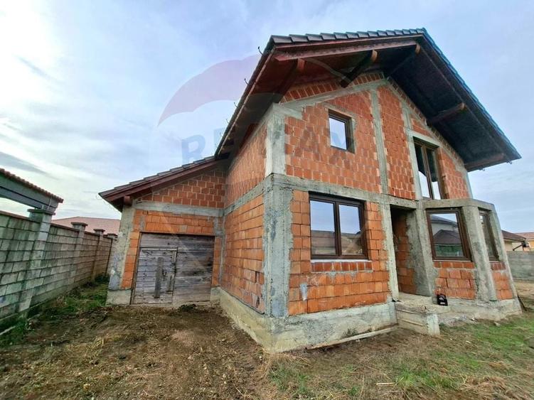 Casă cu 5 camere cu Teren 983 Mp în Vladimirescu