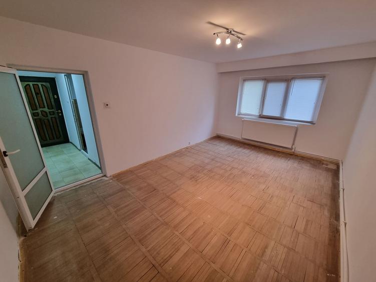 Apartament cu 3 camere decomandat în Poarta 6