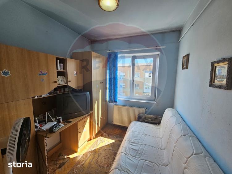Apartament cu 3 camere semidecomandat în Central